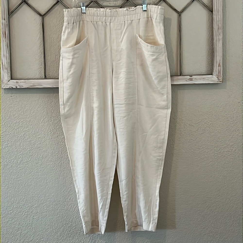 Super cute off white linen pants with large loose front pockets